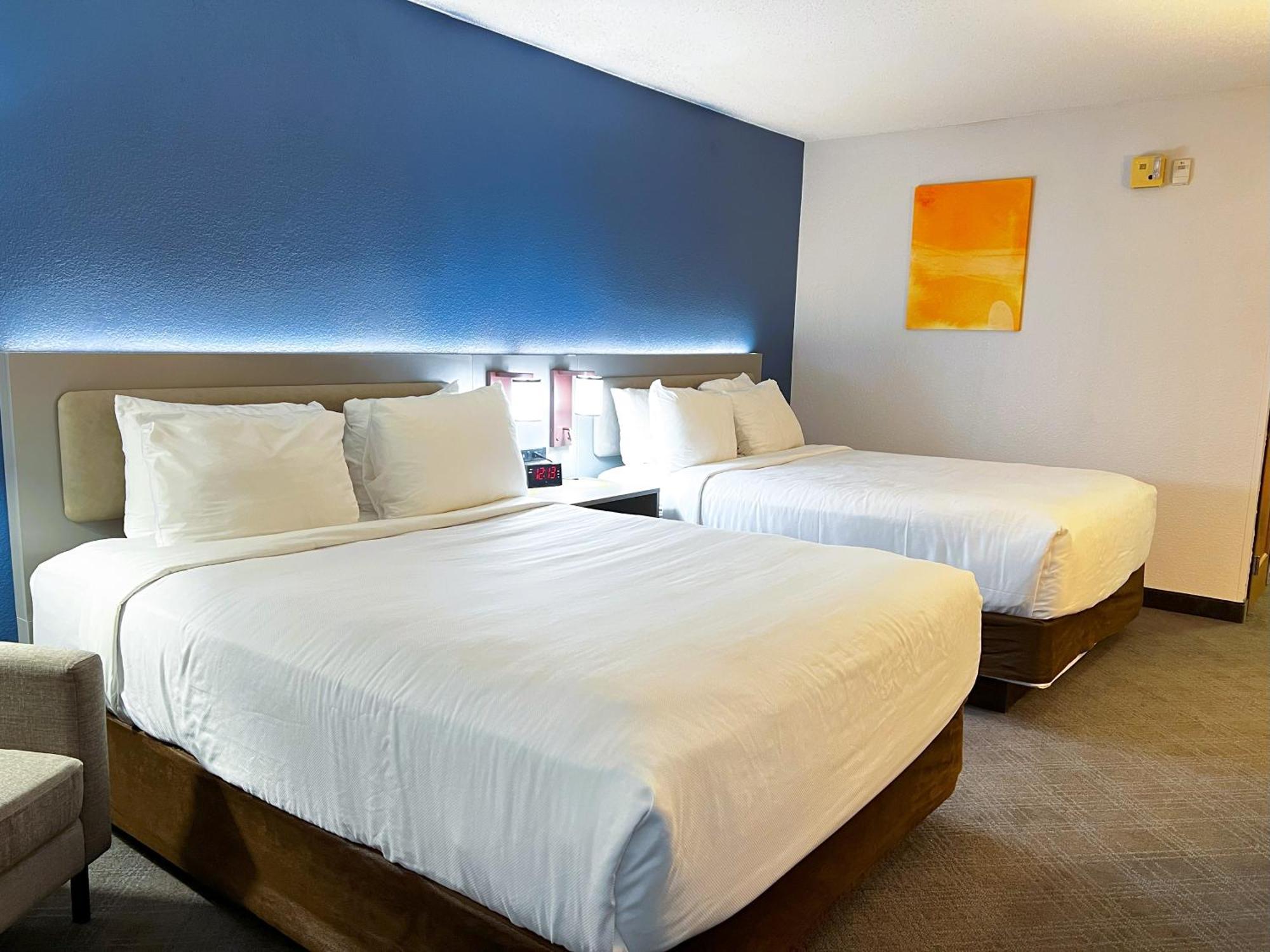 Comfort & I-43 Hotel 2*