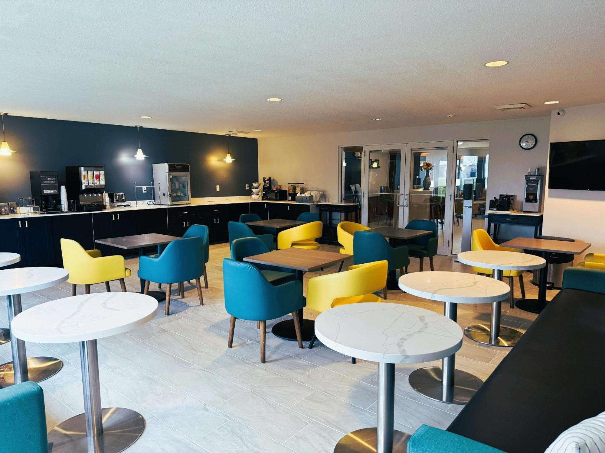 Comfort & I-43 Hotel
