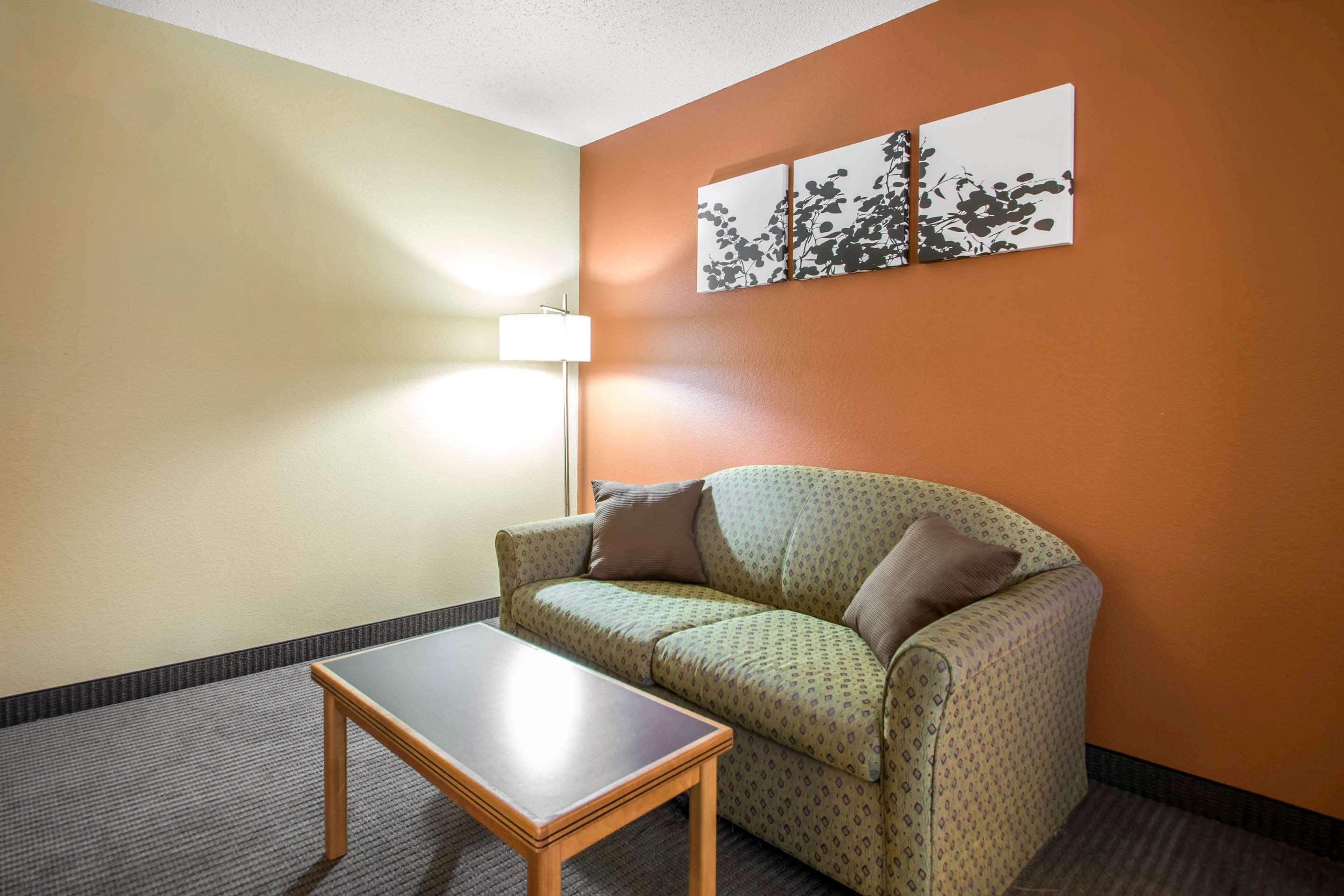 Comfort & I-43 Hotel