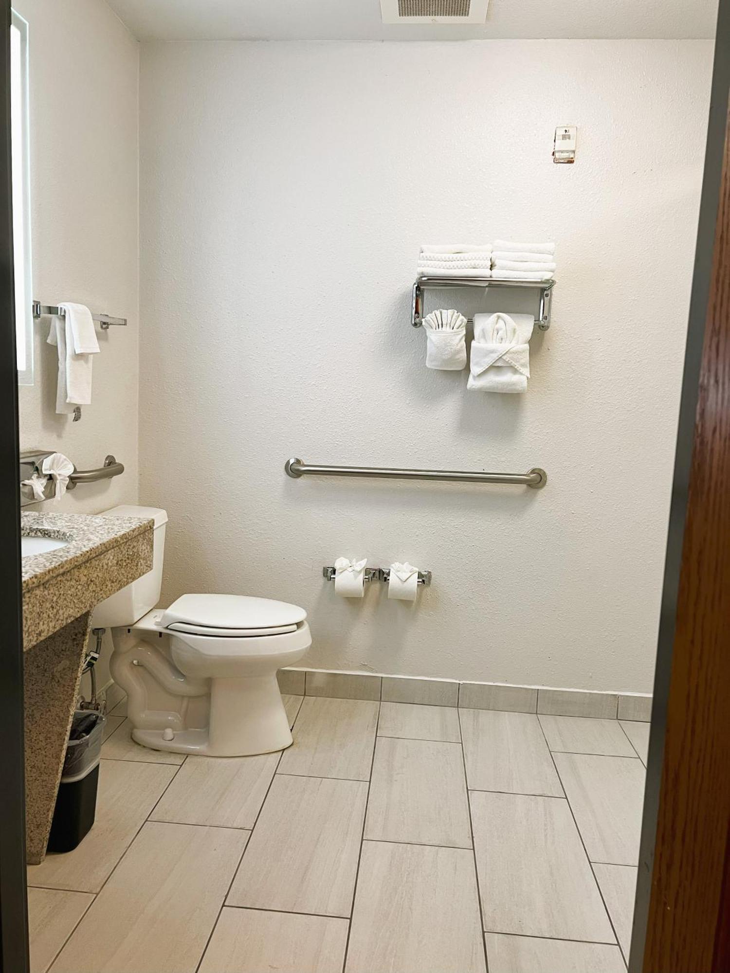 Comfort & I-43 Hotel 2*