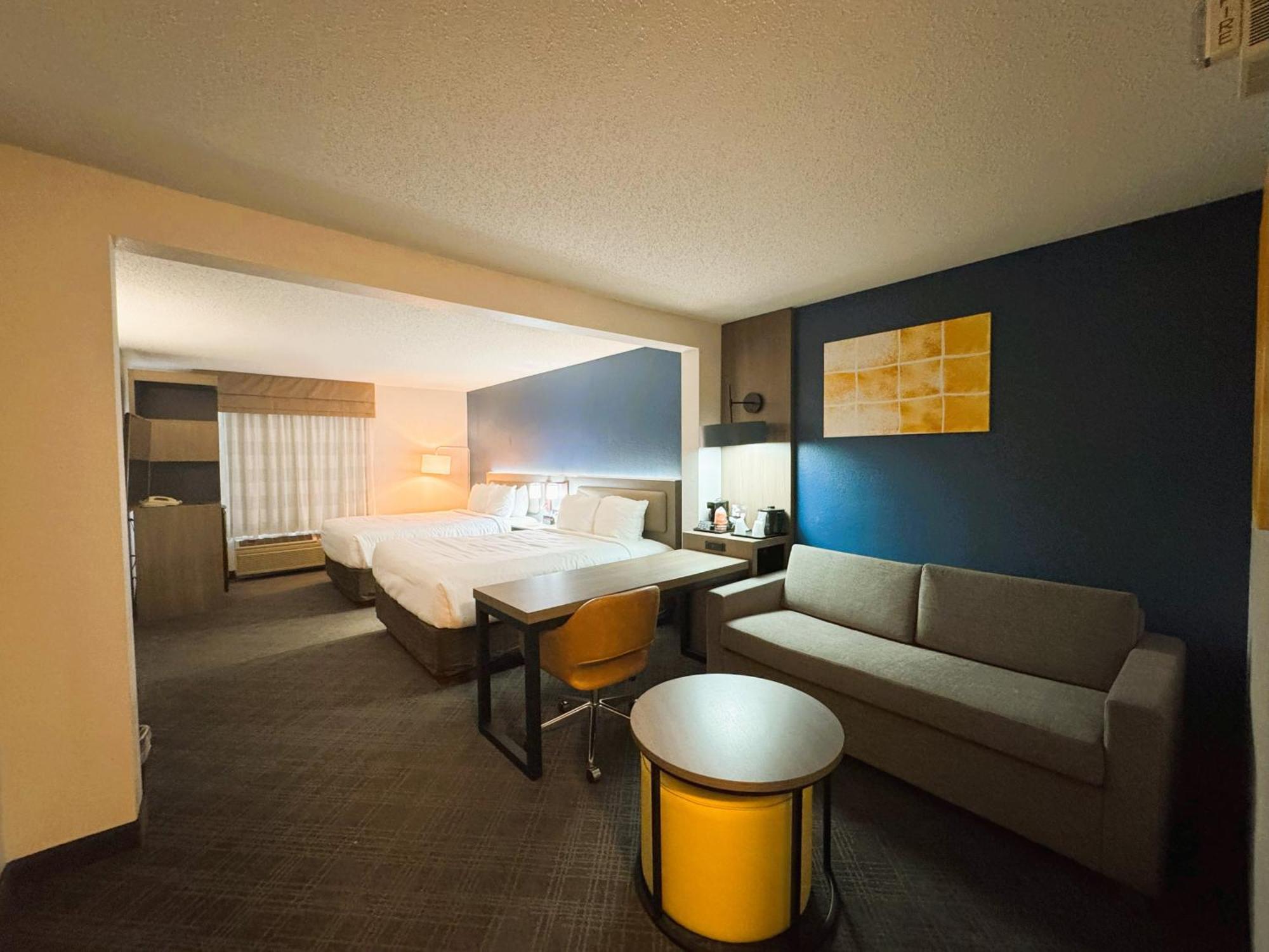 Comfort & I-43 Hotel