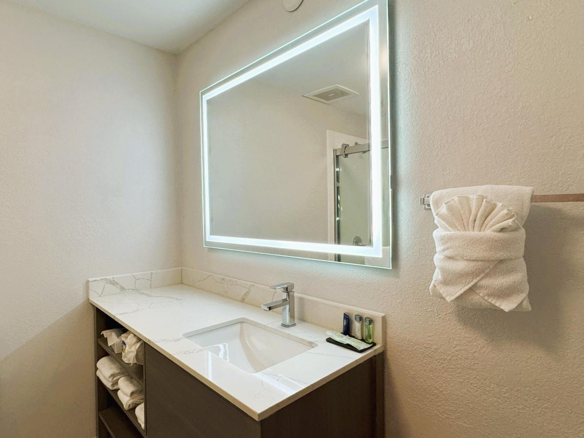Hotel Comfort & I-43